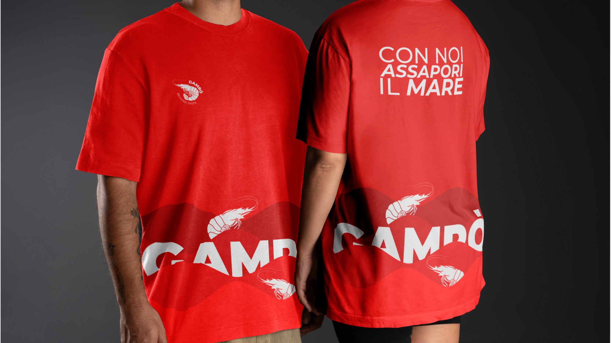 Gamrò: mockup delle t-shirt rosse con onde e illustrazione del gambero